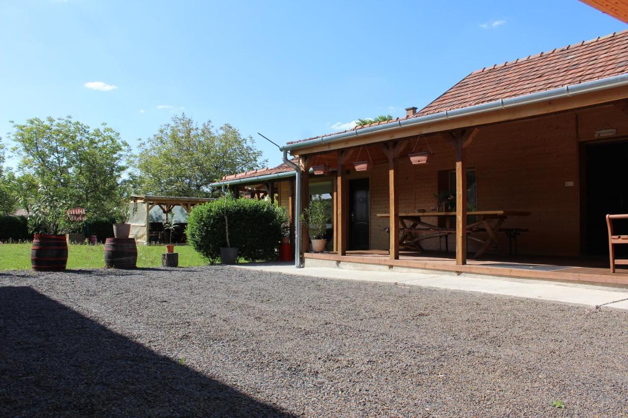 Zimmer Feri Vendeghaz Hotel Abaújszántó Exterior foto